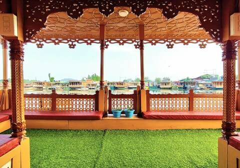 Houseboat Ambassador