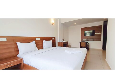 FOUR SQUARES INN