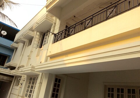 Private AC Room for couples and travelers near Empire Mall