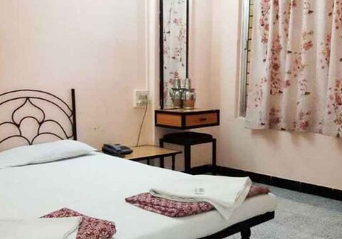 Shri Mahalaxmi Yatri Niwas