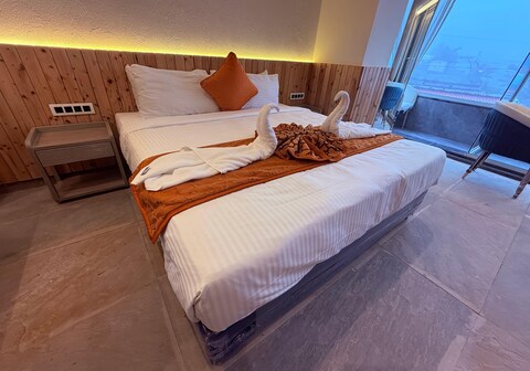 Ikonic Hotel Bhushi Dam Lonavala