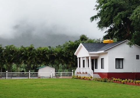 The White House 2Bhk with Swimming Pool