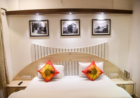 Sajjan Villa Udaipur |Lakeview Rooms and Restaurant|