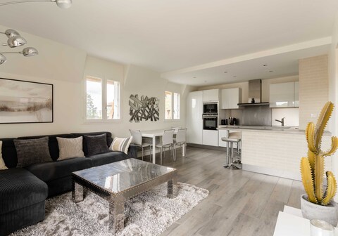 Stunning 2-bedroom accommodation - pool and tennis