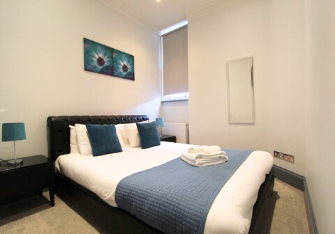 Barons Court Queens Club by Viridian Apartment