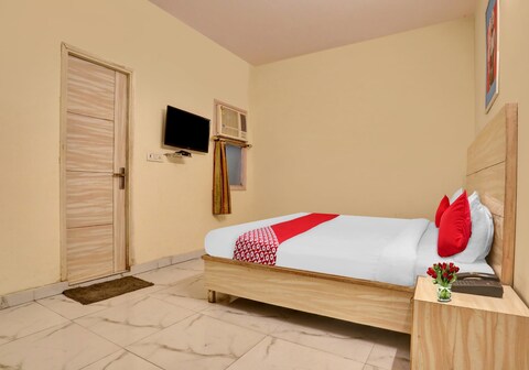 Hotel O Raas Near Hira Sweet