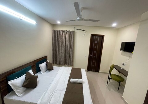 Cozy stay Hotel