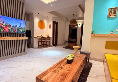 Boho Haven Ganga View Apartment with Workspace & Aesthetics