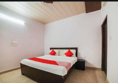Hotel O KL khari Near Ashoka Park Mein Metro
