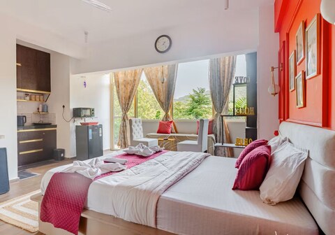 Red Palms by Boho- Forest Facing w/ Kitchen & Pool