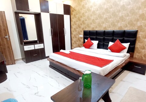 Siyaram Hotel Temple view in Orchha