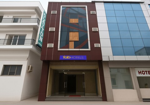 FabHotel Clayton - Near Delhi Airport