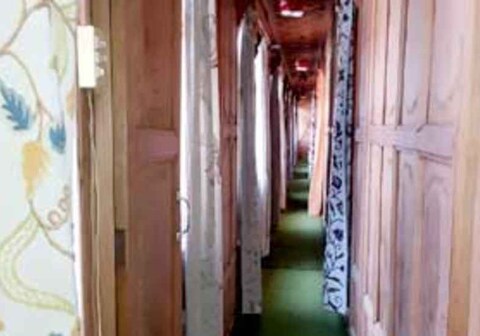 New Raja Garden Houseboat