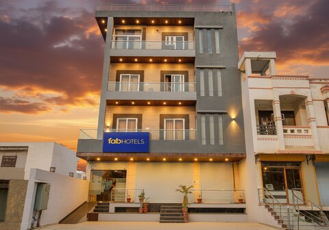 FabHotel 7th Crossing