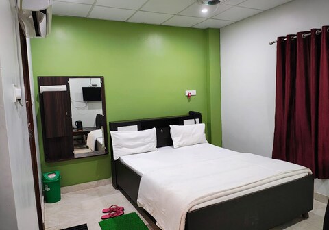 Hotel Paradise Inn, Maharajganj