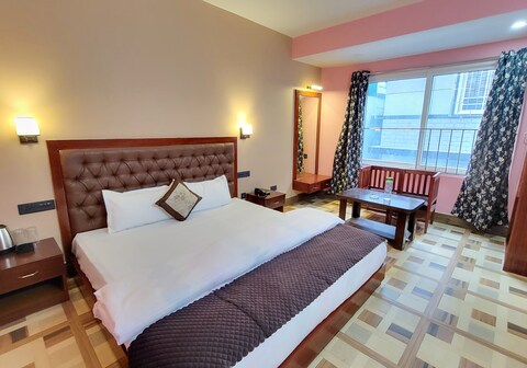 Hotel Ronak by Red Panda & Sapana | 2 Km from MG Marg