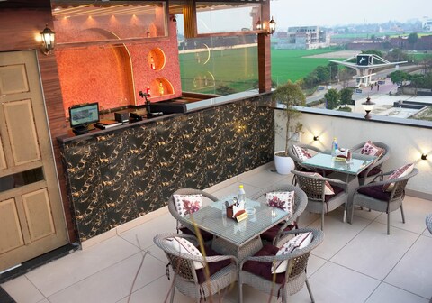The Aero Lounge - 2 kms from Airport