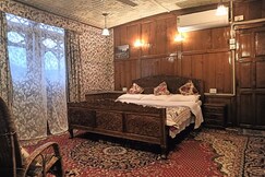 NEW BUCKINGHAM PALACE HERITAGE HOUSEBOAT | HOT & COLD AC, Srinagar NEW BUCKINGHAM PALACE HERITAGE HOUSEBOAT | HOT & COLD AC, Srinagar
