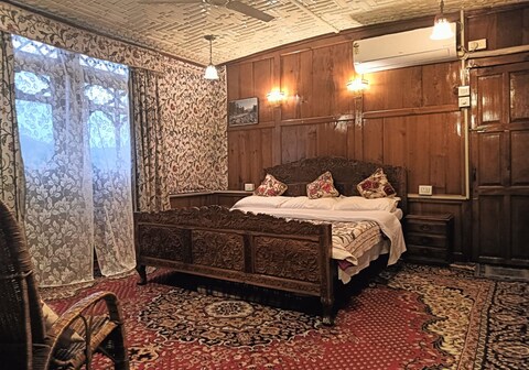 NEW BUCKINGHAM PALACE HERITAGE HOUSEBOAT | HOT & COLD AC