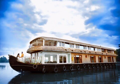 India Vacationz Houseboat