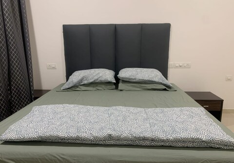 RELOhomes Cozy 1BHK Luxury Serviced Apartment