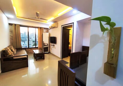 Stylish Spacious Condo Near Bandra And Shopping Hubs