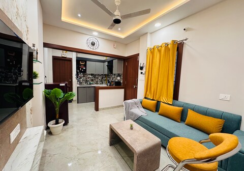 Home Escape Cozy 1BHK Apartment Mahalaxmi Nagar
