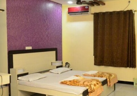 Hotel Girish