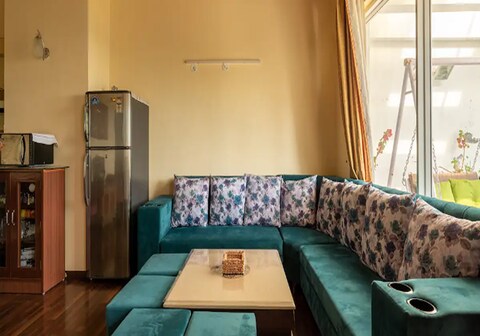 Creekside 4bhk apartment close to the lake by Roamhome