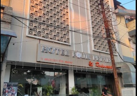 Hotel Four Petals