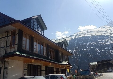 Aliyas Hotel and restaurant