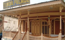 Tunda Palace Houseboat, Srinagar Tunda Palace Houseboat, Srinagar