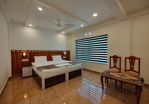 Malabar Residency (500 meter from Periyar National Park Gate)