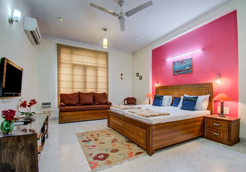 Sabs Bed and Breakfast | Rooms & Cafe