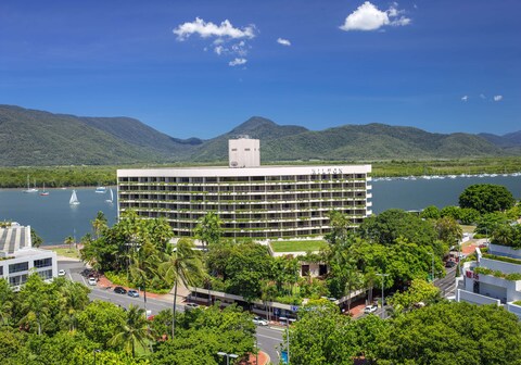 Hilton Cairns