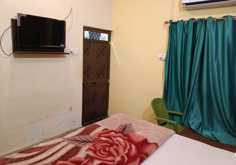 Hotel Maa Dham 10 min walking Ram Mandir