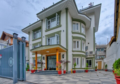 Mountain Nest Boutique Stay Near Dal Lake | Hold & Cold AC