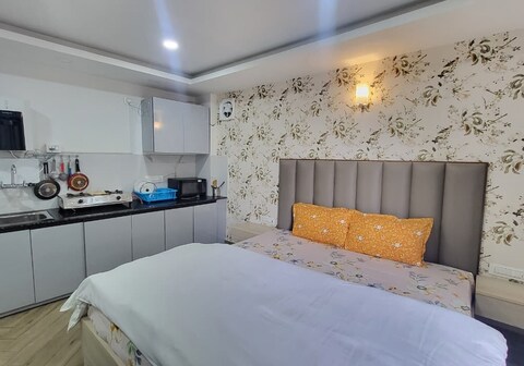 Kelly's Studio Apartment | 2 min from MG Marg