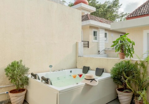 Staymaster Mango Mirage 5BHK Jacuzzi Pool