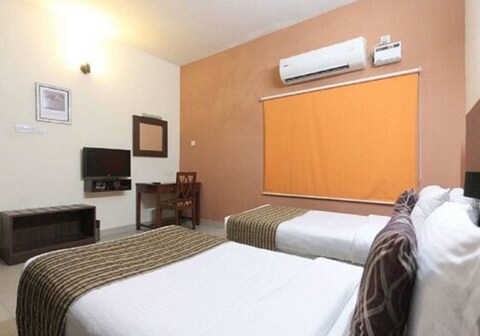 Del Fox at Delhi Airport