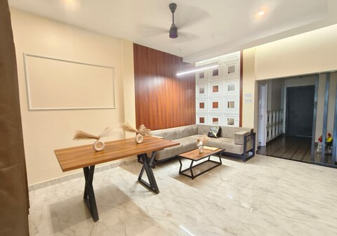 Maple Leaf Homestay TV Center