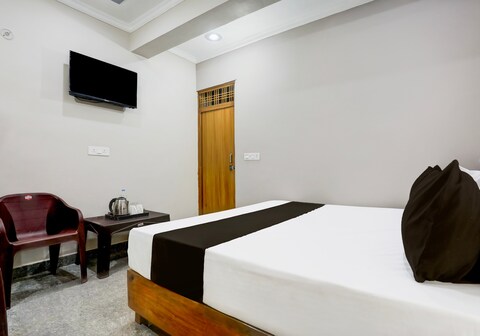 Hotel O RS Gold Night