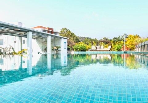 Chic 2BHK w Rooftop Pool | 5km to Coco Beach | Hireavilla