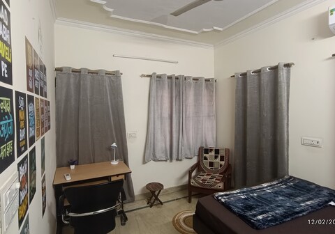 Zoey's Blue Sapphire - Party/Group/Couple/Family