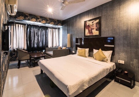 Hotel Jazz Club-M I Road