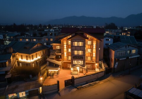 Hotel Lee Heritage (Central Heating & Air Conditioned)