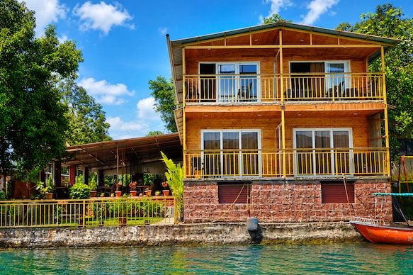 Rivveria lake side cottages