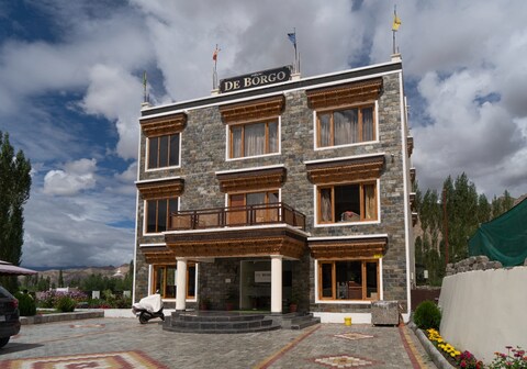 DE BORGO HOTEL