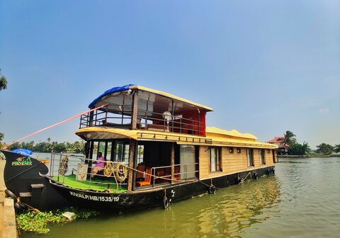 Gonavi houseboat