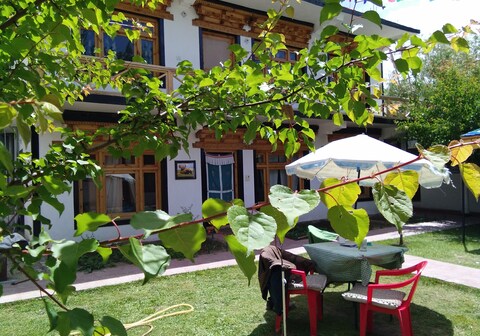 Limosa Guest house &Apartment